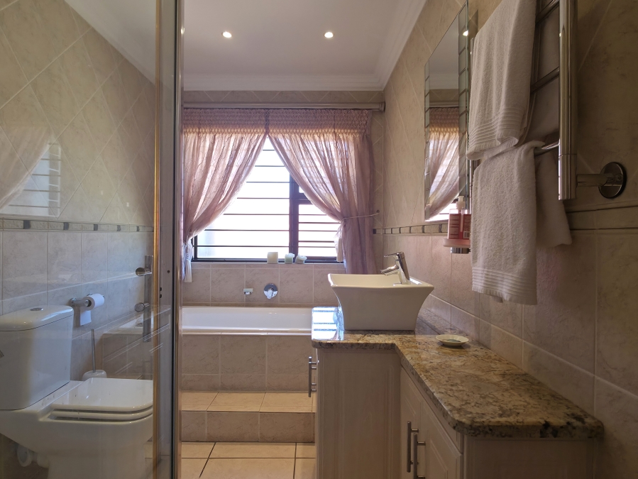3 Bedroom Property for Sale in Wavecrest Eastern Cape